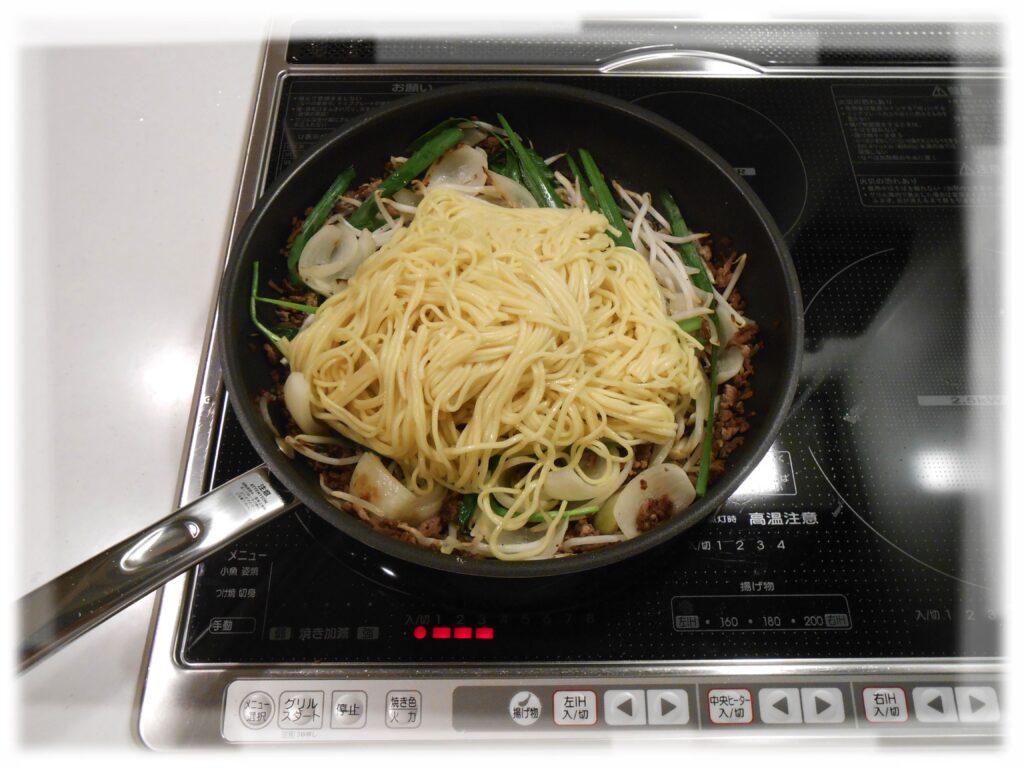 料理初心者のパパが「味仙の台湾うま辛たれ」を使って味仙な焼きそばを作ってみたでござる。